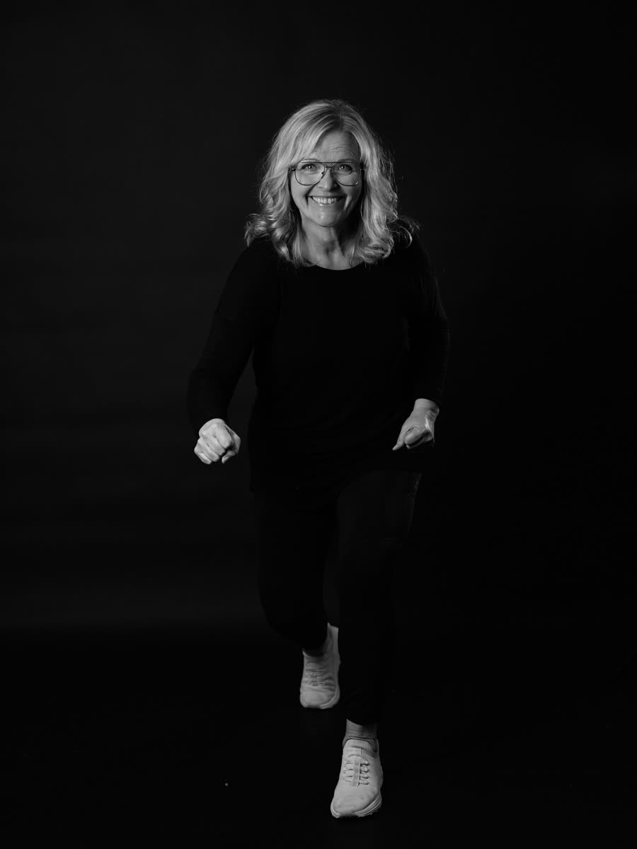 Monica i svartvitt, glad och i rörelse